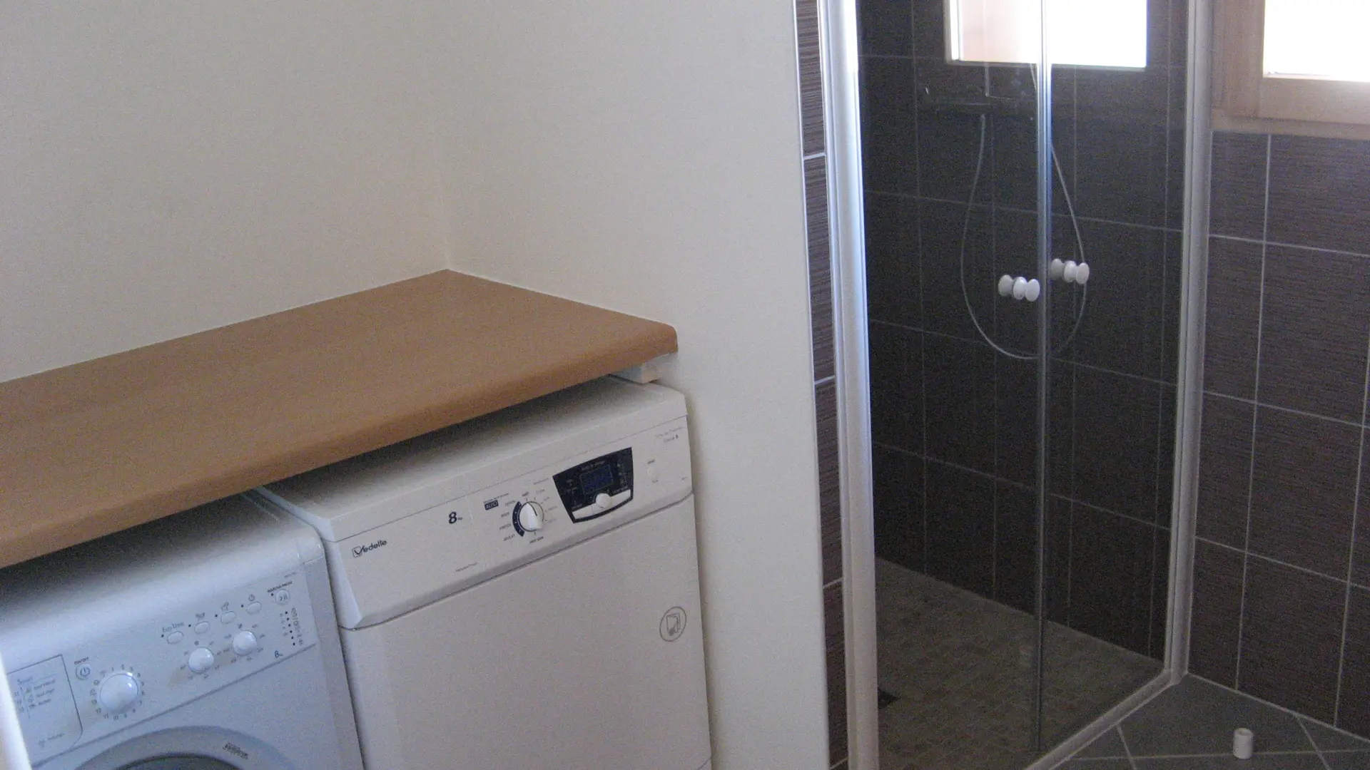 Salle de bain avce douche et machine à laver/Bathroom with a shower and a washing machine-Perrissin Thierry-Le Grand-Bornand