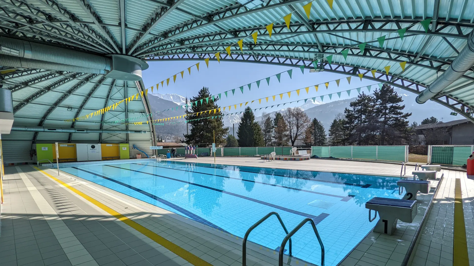 Vue de la piscine ouverte sur le parc