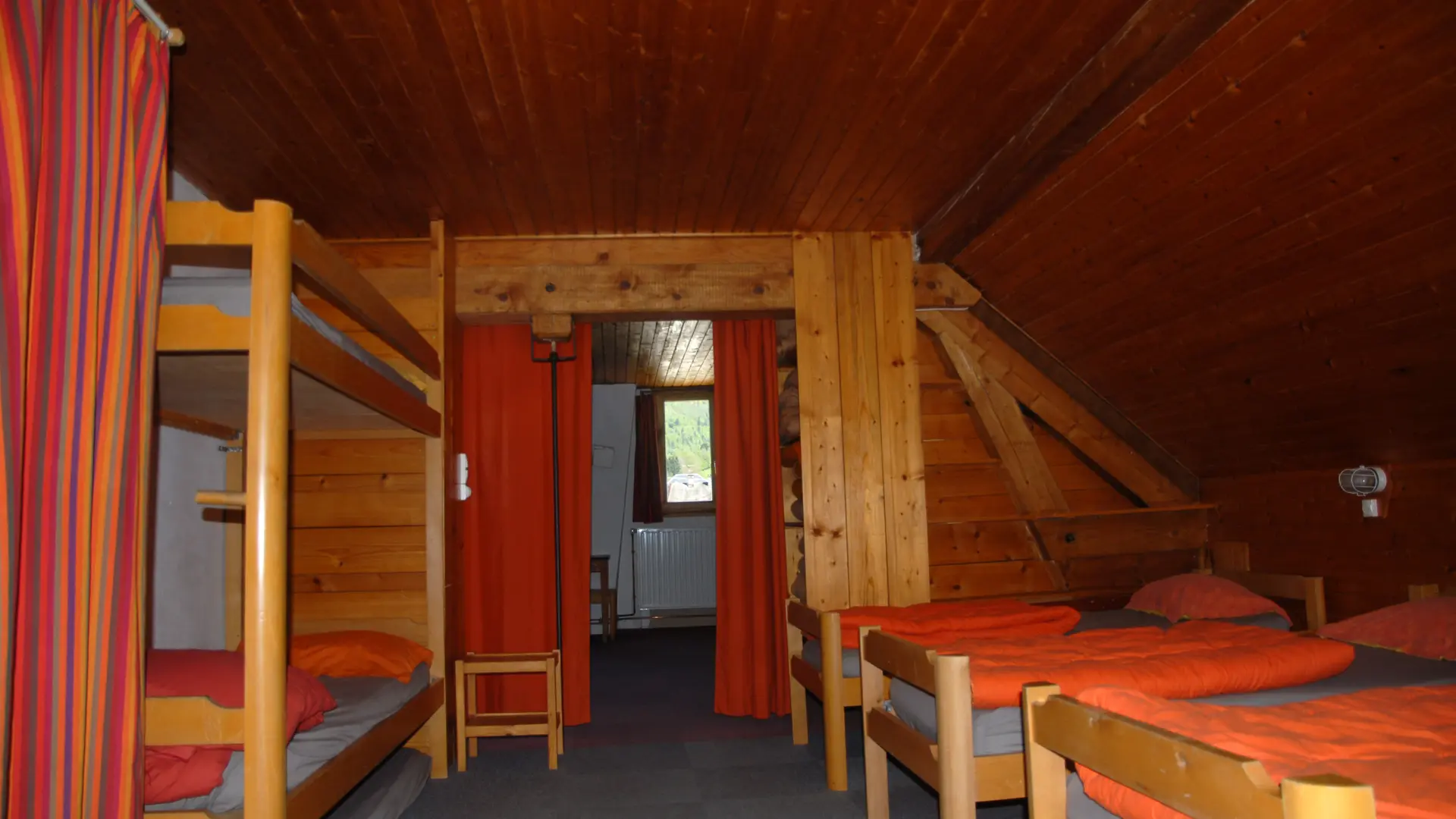 Coin couchage avec 4 lits séparés et 2 lits superposés