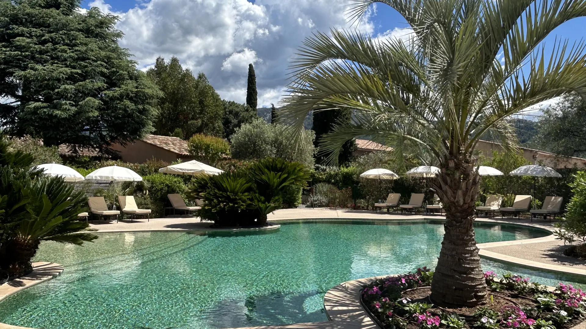 piscine lagon commune avec plage en pente douce