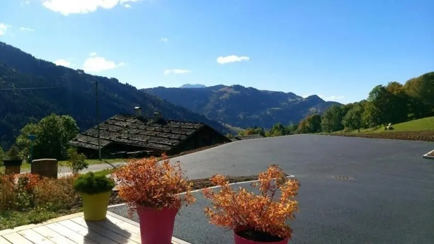 Vue depuis la terrasse en direction du massif de Beauregard