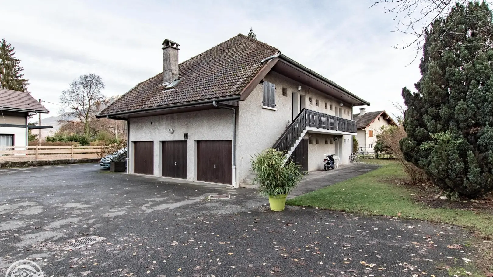Copropriété où se situe le gîte, vue depuis le parking