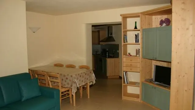 Vue sur le salon salle à manger et cuisine avec canapé et table