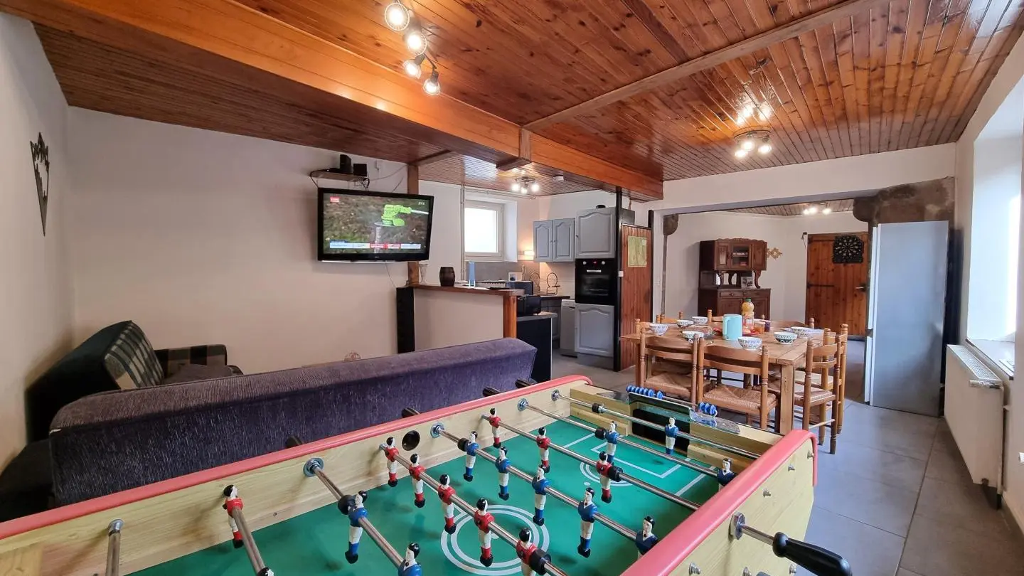 salon avec baby foot et tv grand  écran 120 cms