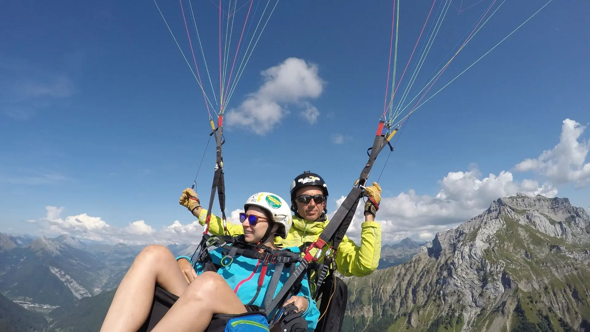 vol parapente biplace au-dessus des montagnes K2 Outdoor