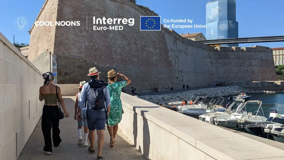 famille qui marche en direction du fort st jean au soleil
