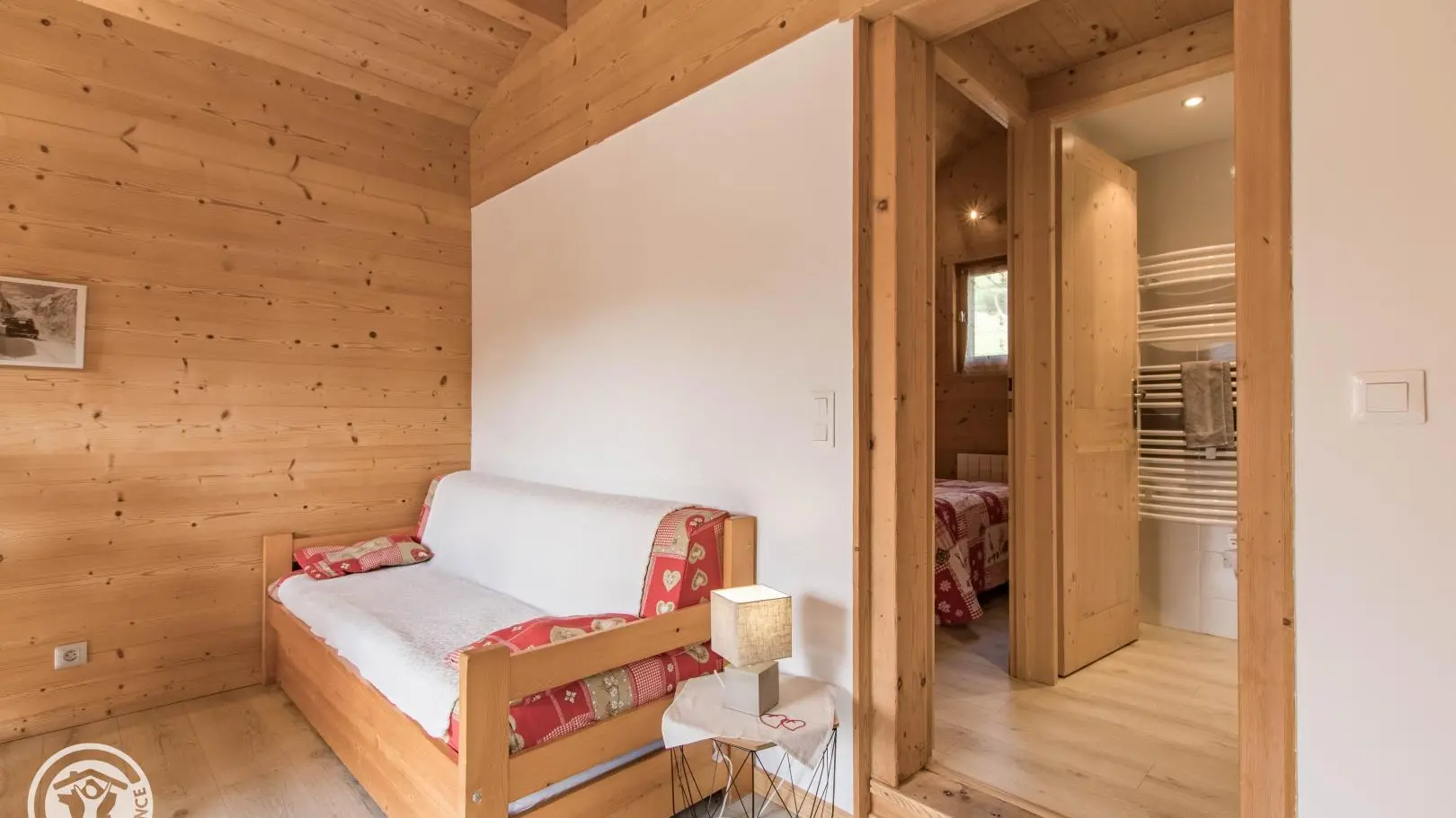 Canapé gigogne pouvant accueillir 2 personnes : lit double ou 2 lits simples