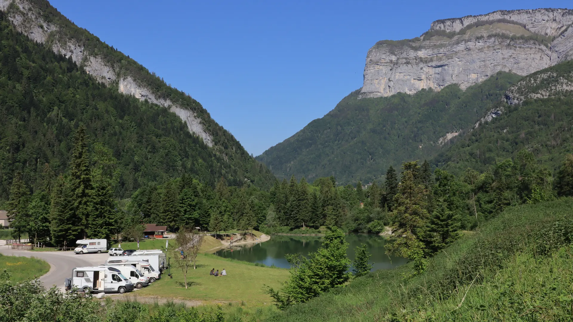 aire de stationnement camping-cars à côté du lac de Thuy à la sortie de Thônes