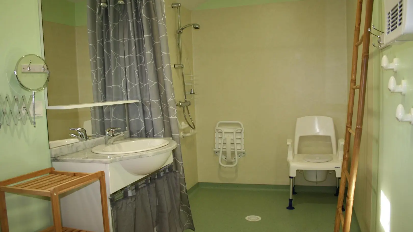 2e salle de bain au rez de chaussé à côté de la chambre,avec WC et douche adaptés aux personnes en fauteuil, sèche-cheveux
