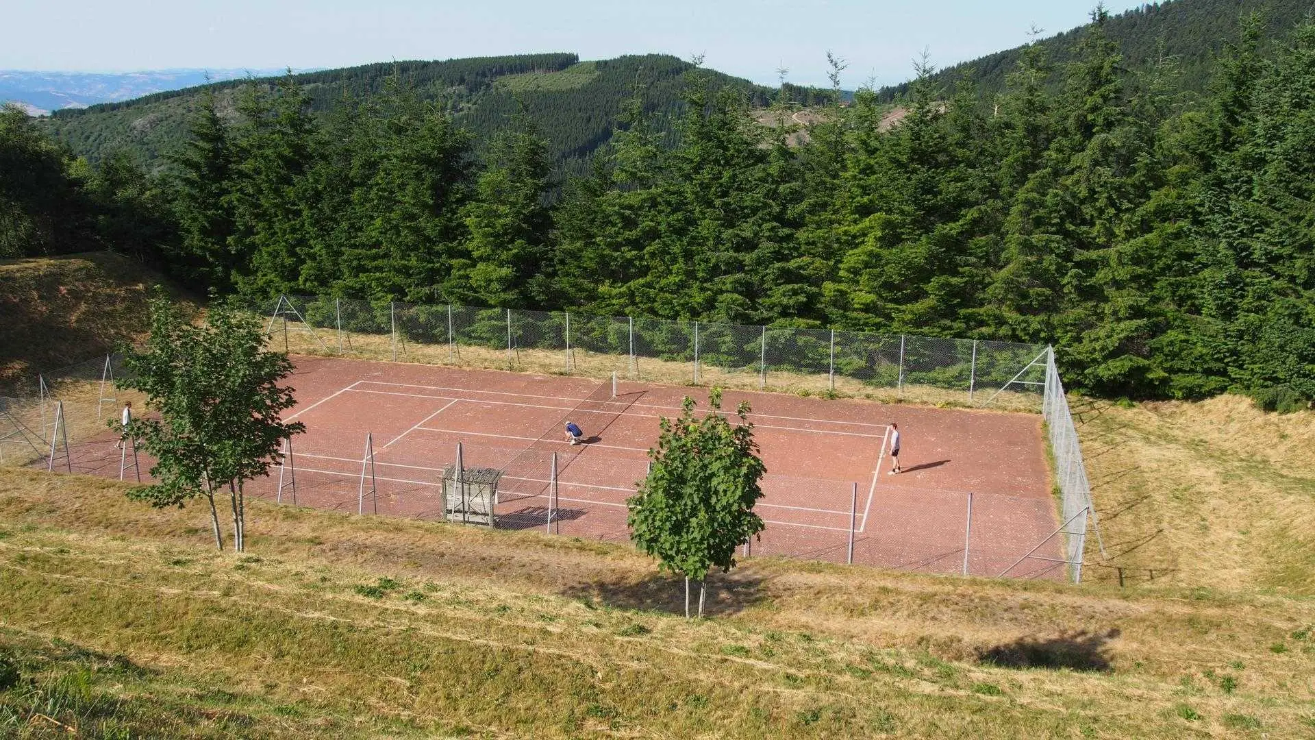 Tennis municipal en accès libre
A 300m du chalet