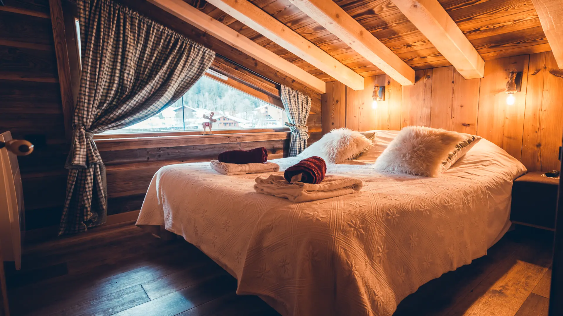 Chambre mansardée avec lit double