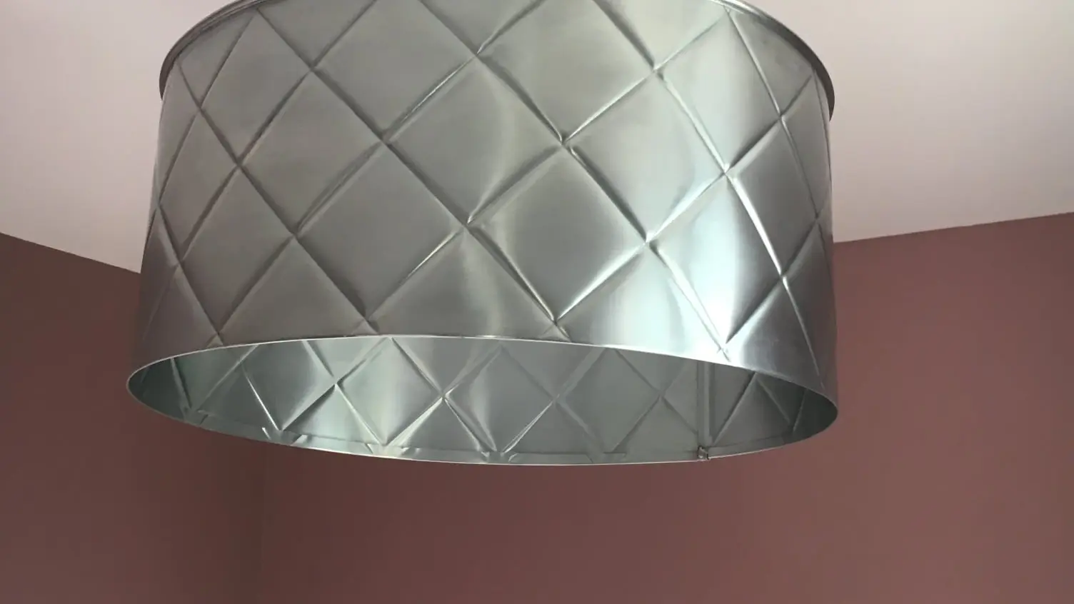 Luminaire effet capitonnée en zinc naturel