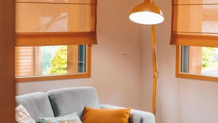 Le coin salon du chalet bénéficie d'une très belle lumière grâce aux larges baies vitrées.