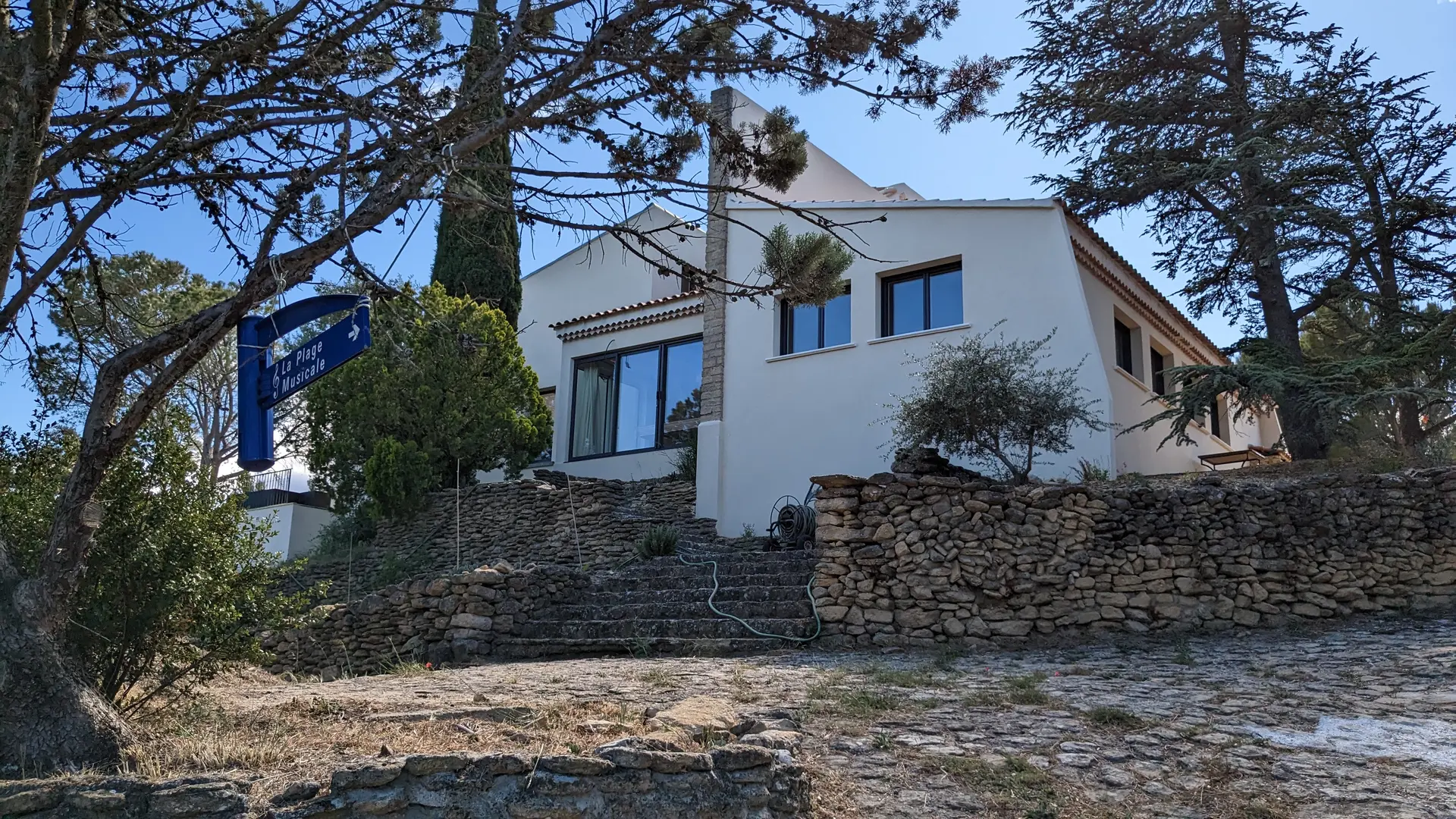 Vue de la maison du chemin d'entrée