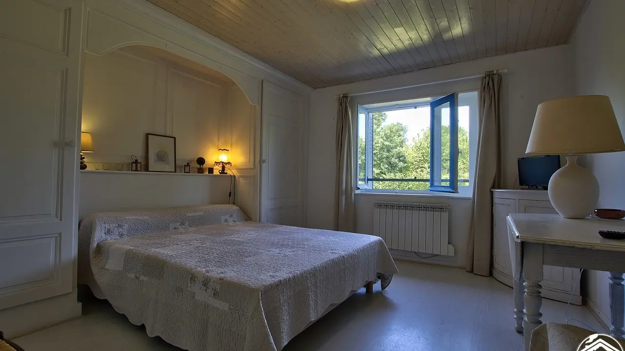 Chambre compose d'un lit en 160*190 située au 1er étage.