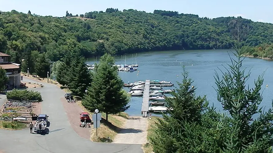 A proximité : Bully et son port de plaisance