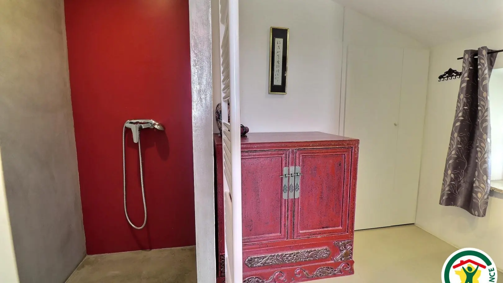 Salle d'eau dans la chambre SOIE (douche italienne, lavabo), wc sur le palier