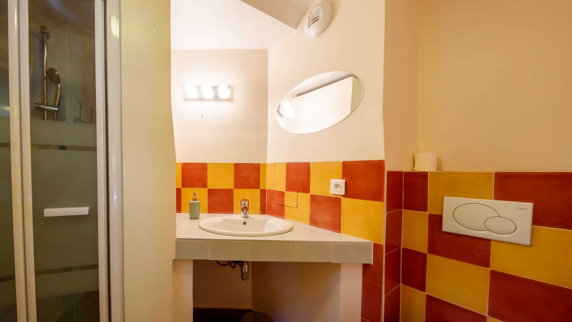 Salle de bains Chambre automne Ecogite de Villeplane dans la réserve naturelle des gorges de Daluis - Gîte d'Etape et de Groupe Alpes-Maritimes