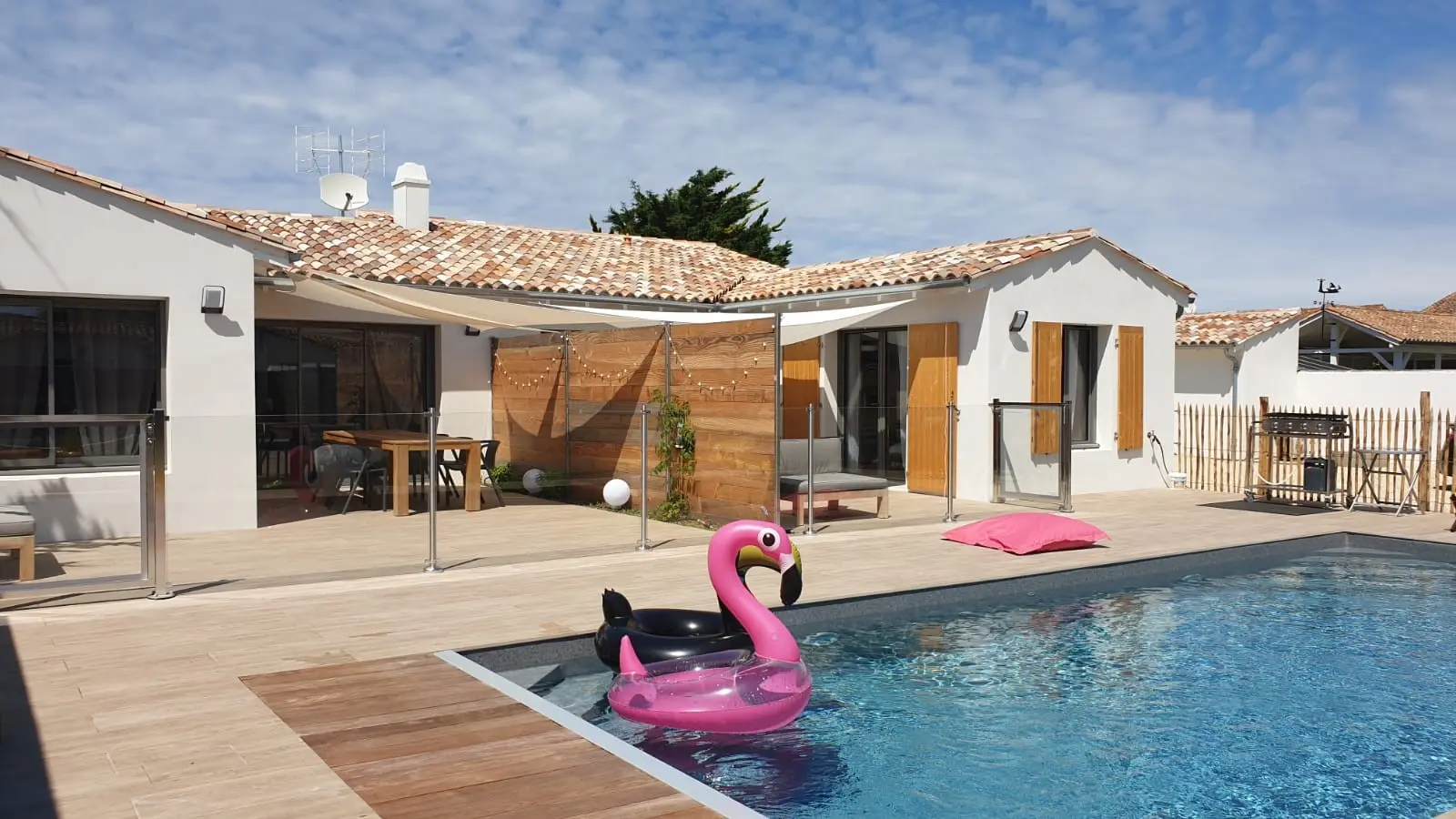 Terrasse aménagée et privative ouverte sur la piscine chauffée