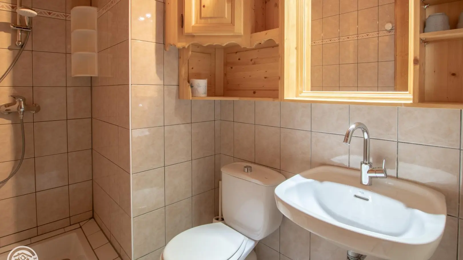 Salle d'eau/wc de la chambre 23.