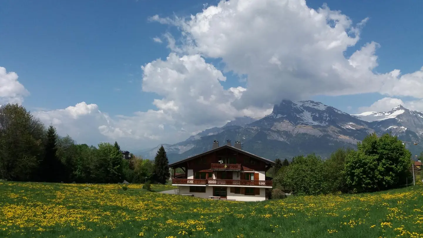 Vue du chalet avec en toile de fond les Aiguilles de Warens