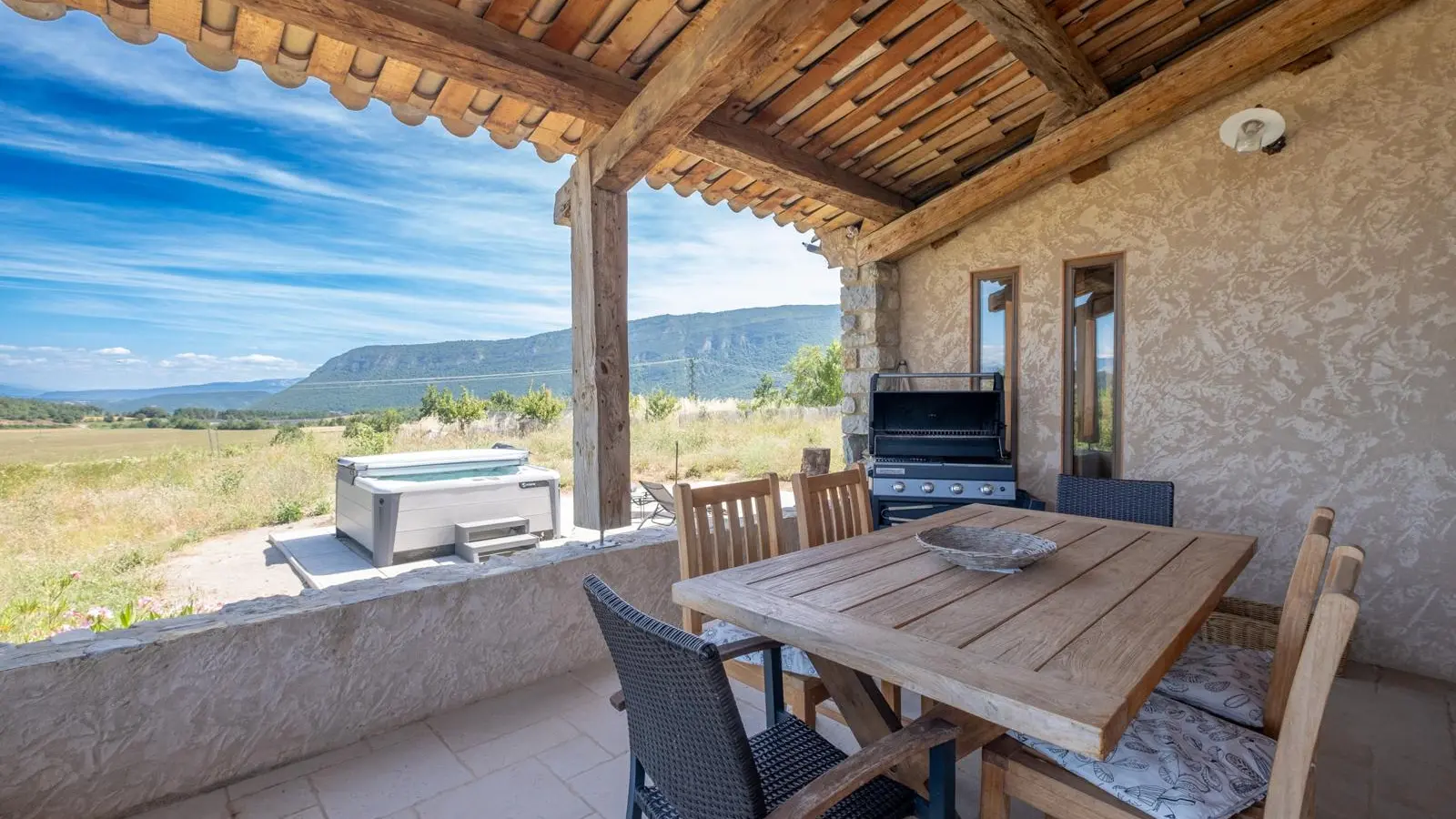 Terrasse avec vue sur la vallée