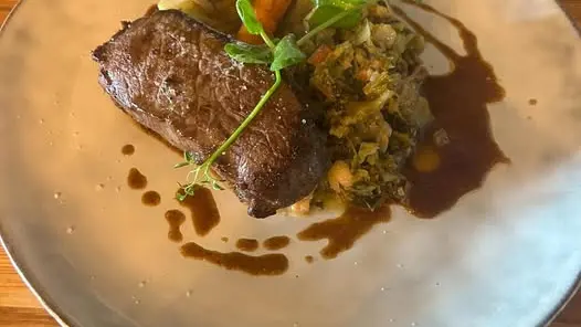 Au bon endroit_L'Isle-sur-la-Sorgue assiette de viande avec légumes et sauce