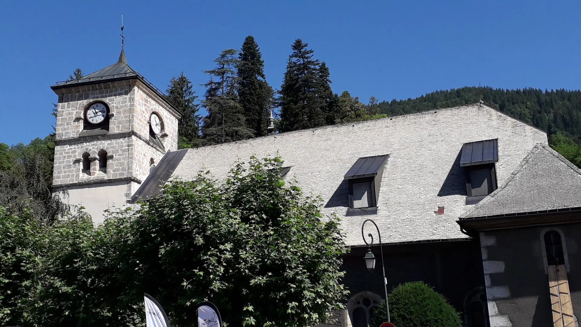 Église de Samoëns sur la place du gros tilleul.