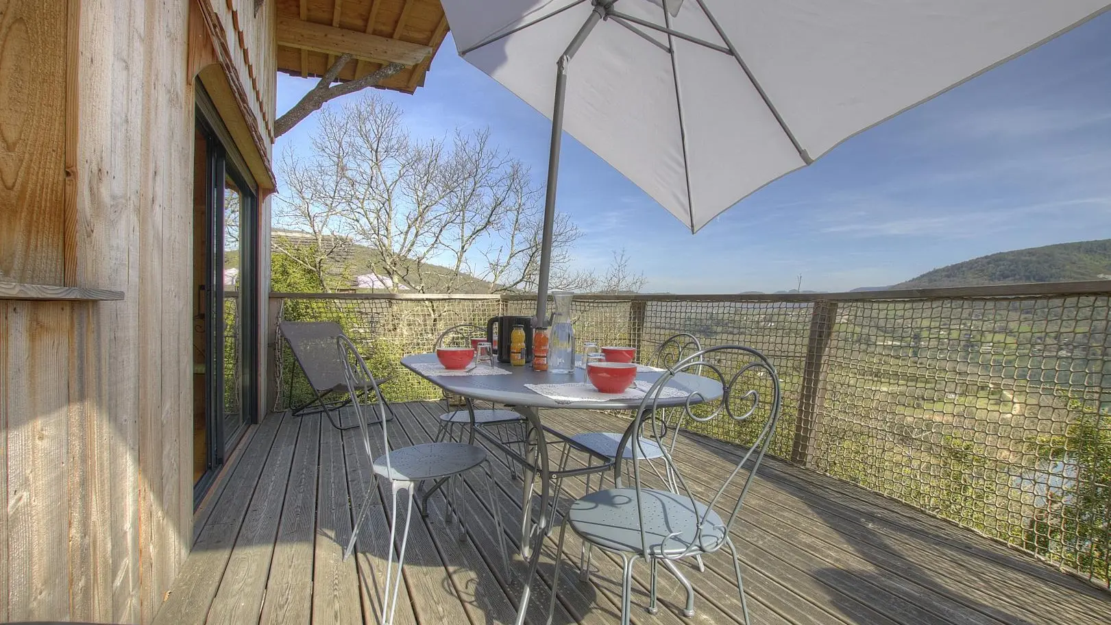 Très belle terrasse pour profiter de cette magnifique vue et se reposer.