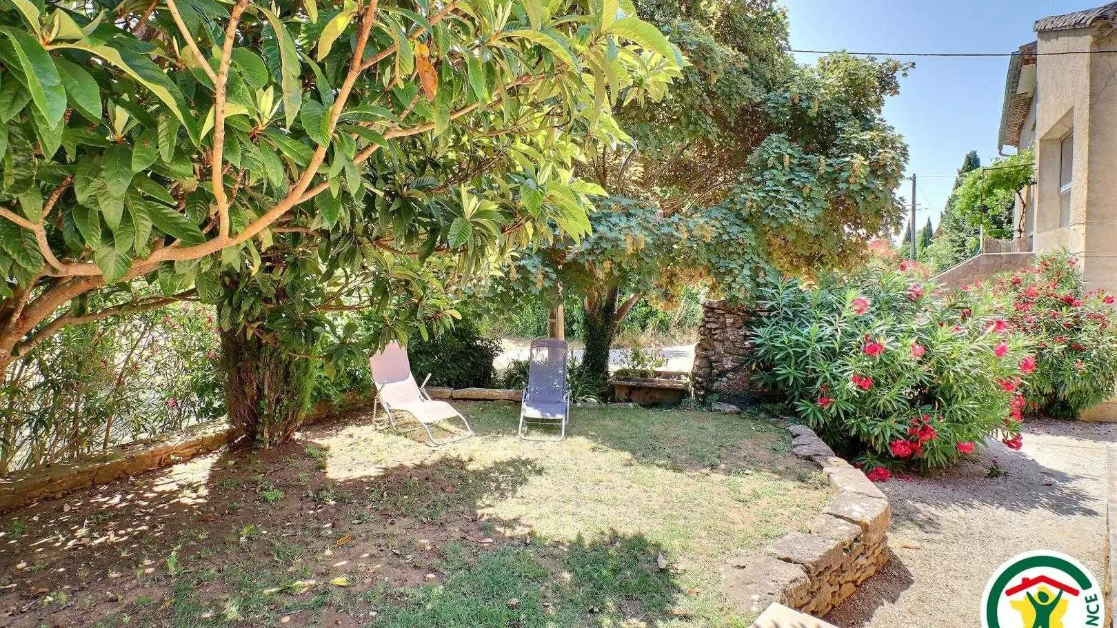 Jardinet ombragé avec transats, privatif au gîte