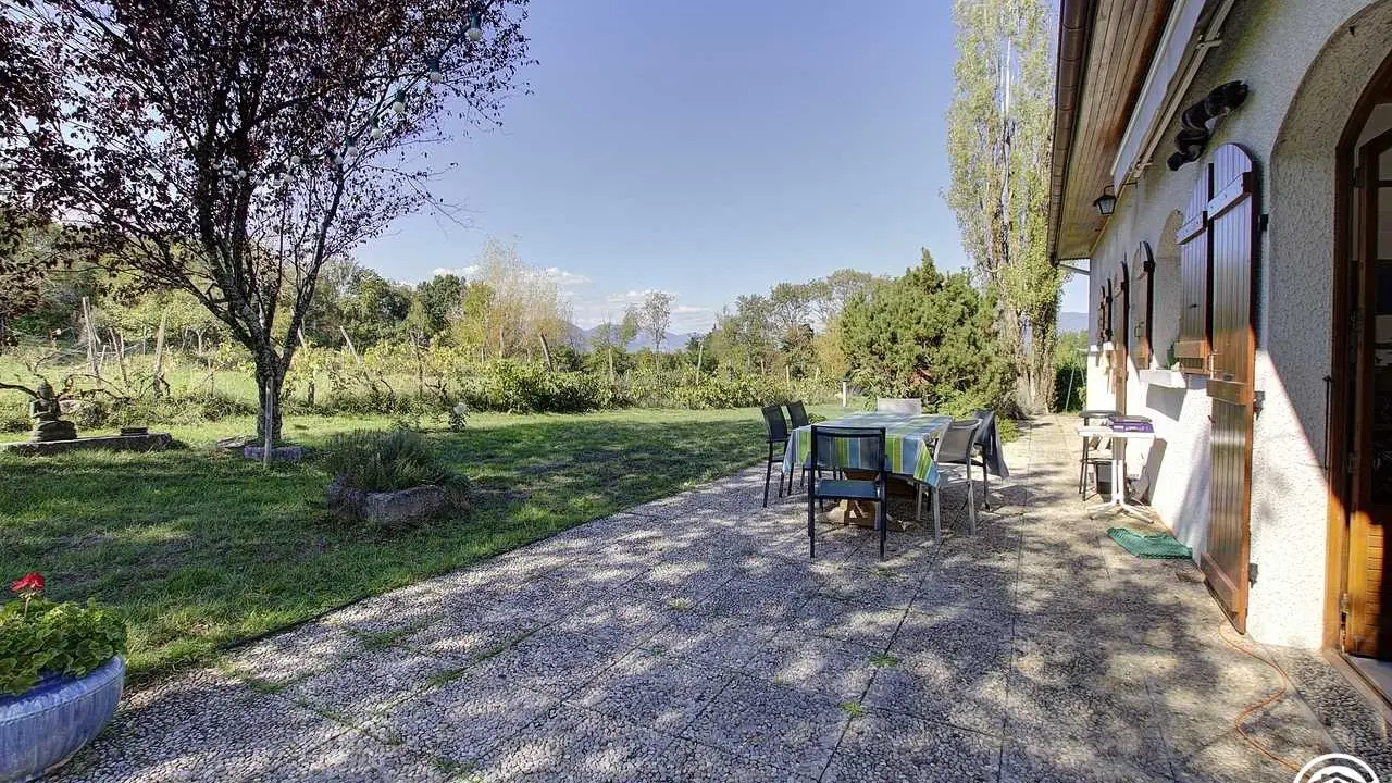 Une des trois terrasses pour les petits déjeuners ou la table d?hôtes lors des beaux jours.