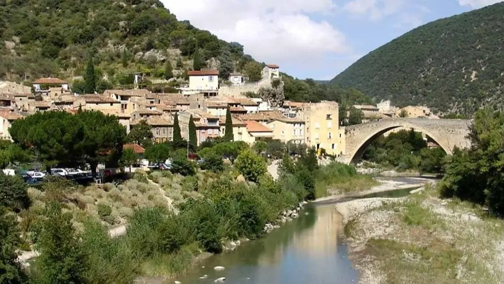 NYONS LE PONT ROMAN A 4 KM DU DOMAINE