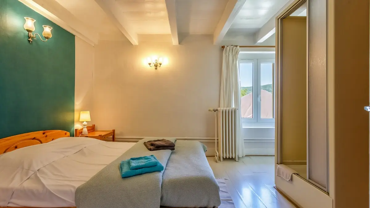 chambre N°9 1 lit double avec douche et lavabo