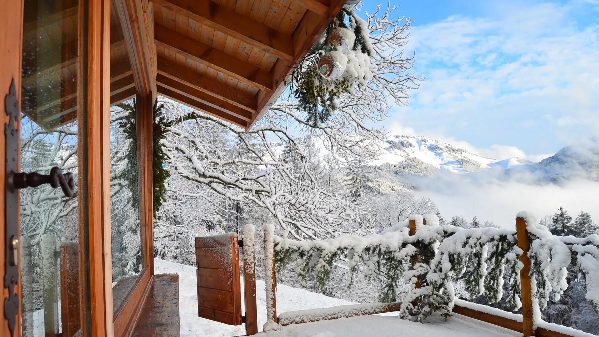chambre et  terrasse sous la neige