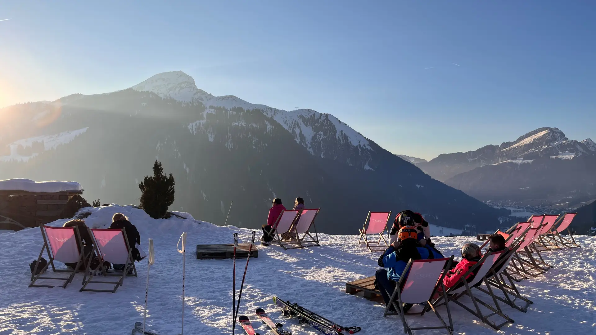 Terrasse enneigée au soleil face aux montagnes