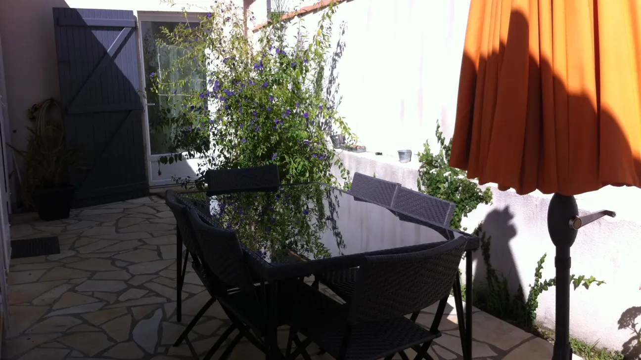 Terrasse mit Gartenmöbeln