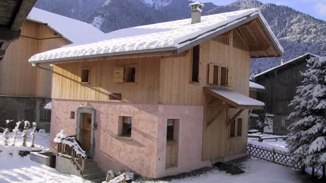 Vue sur le chalet en extérieur en hiver
