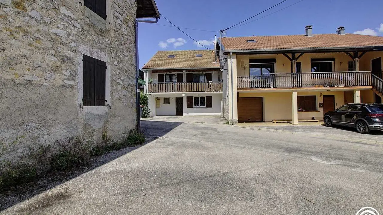 Le gîte se situe à gauche en renfoncement.