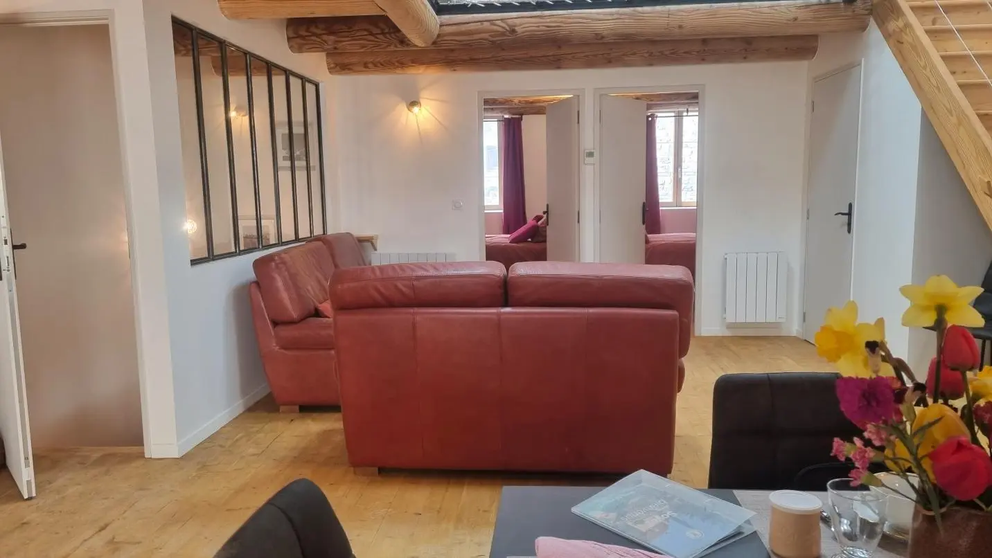 1er étage : pièce à vivre avec cuisine ouverte sur l'espace repas & le salon.