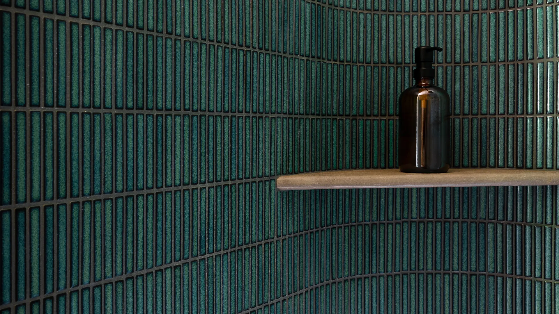 Salle d'eau avec carrelage à petits carreaux bleu turquoise