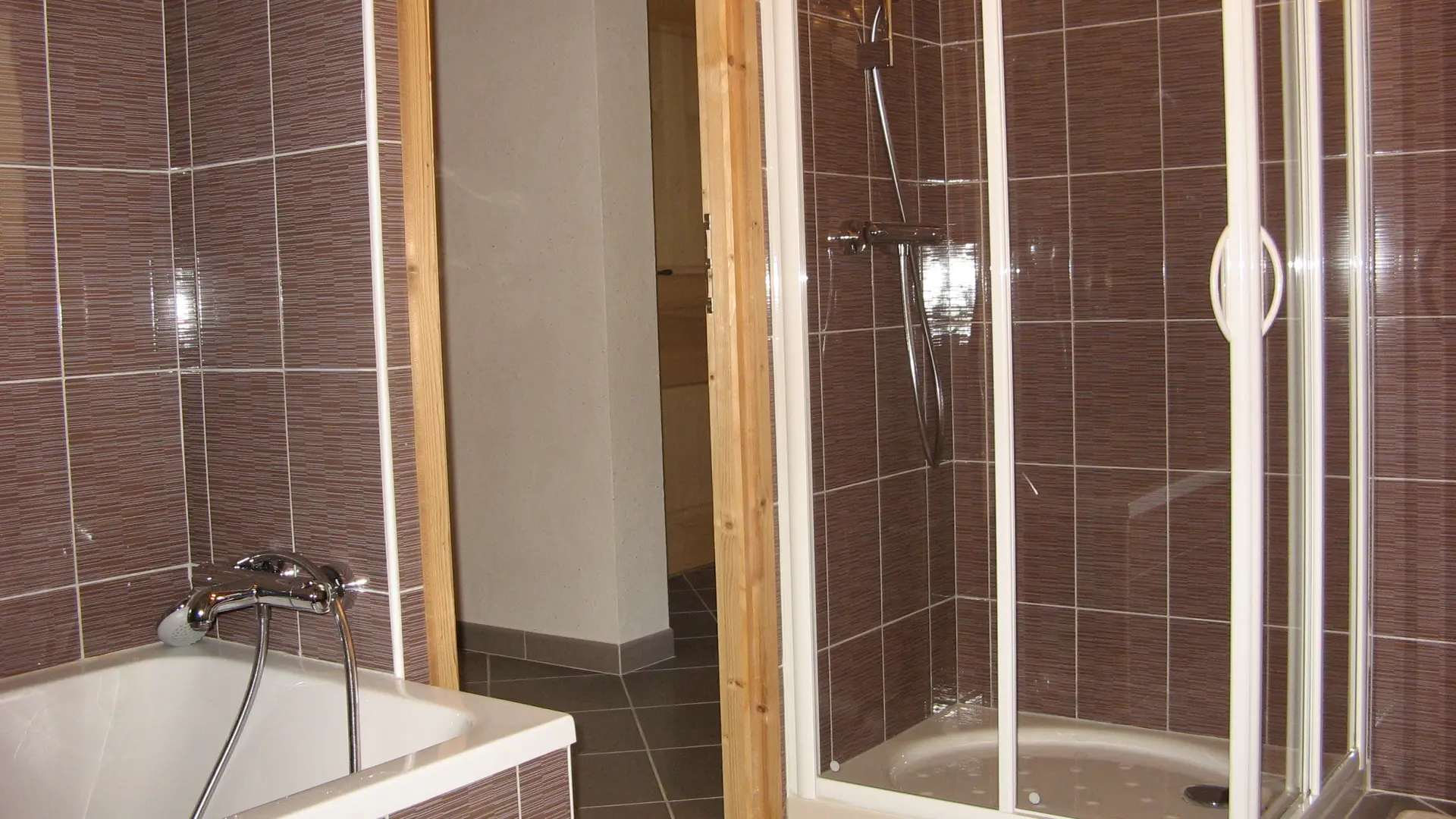 Salle de abin avec douche et baignoire/Bathroom with a shower and a bath-Perrissin Thierry-Le Grand-Bornand
