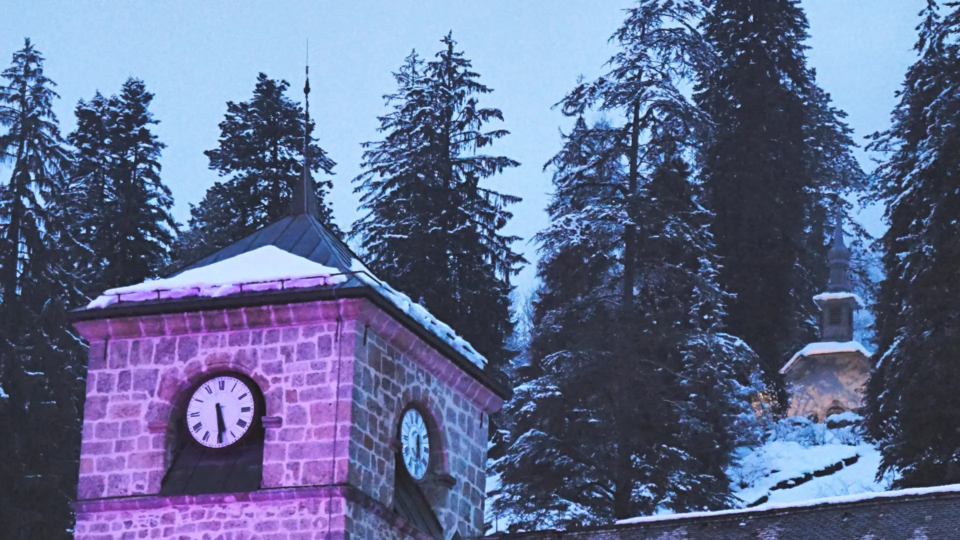 Toit de l'église enneigé