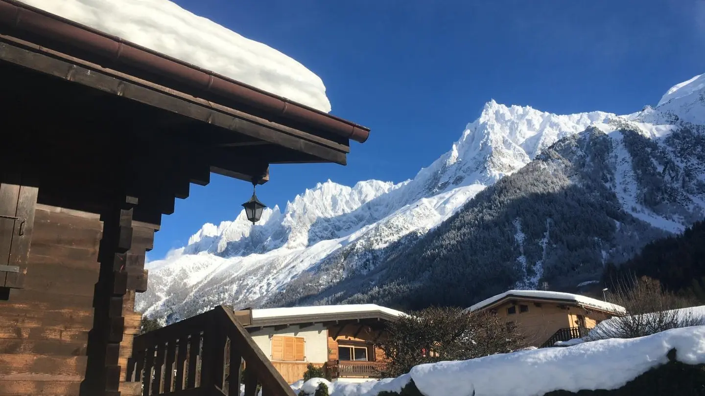 Vue depuis la terrasse du chalet en hiver