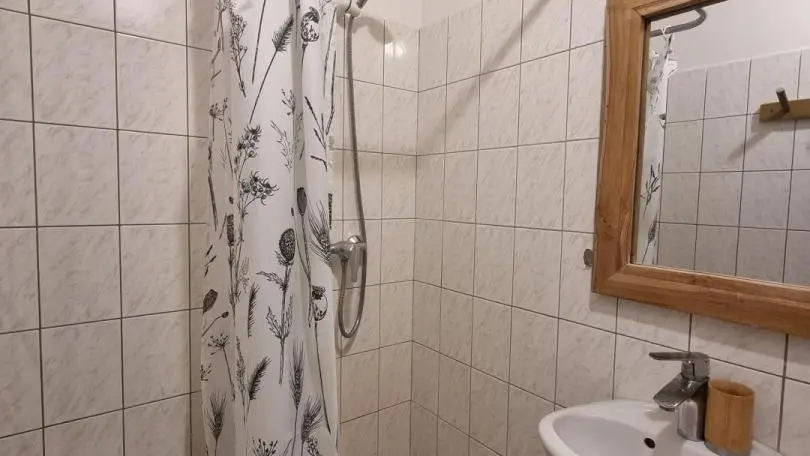 4 salles d'eau dans le meublé.