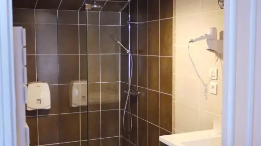 Salle d'eau équipée d'une douche Italienne;
Chambre 