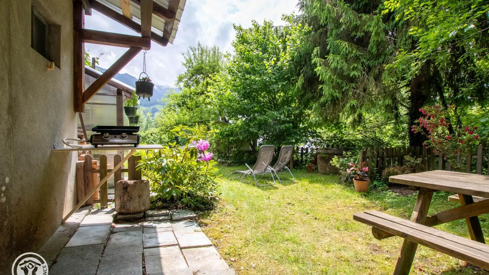 Espaces extérieurs communs avec barbecue, plancha, transats, table et bancs