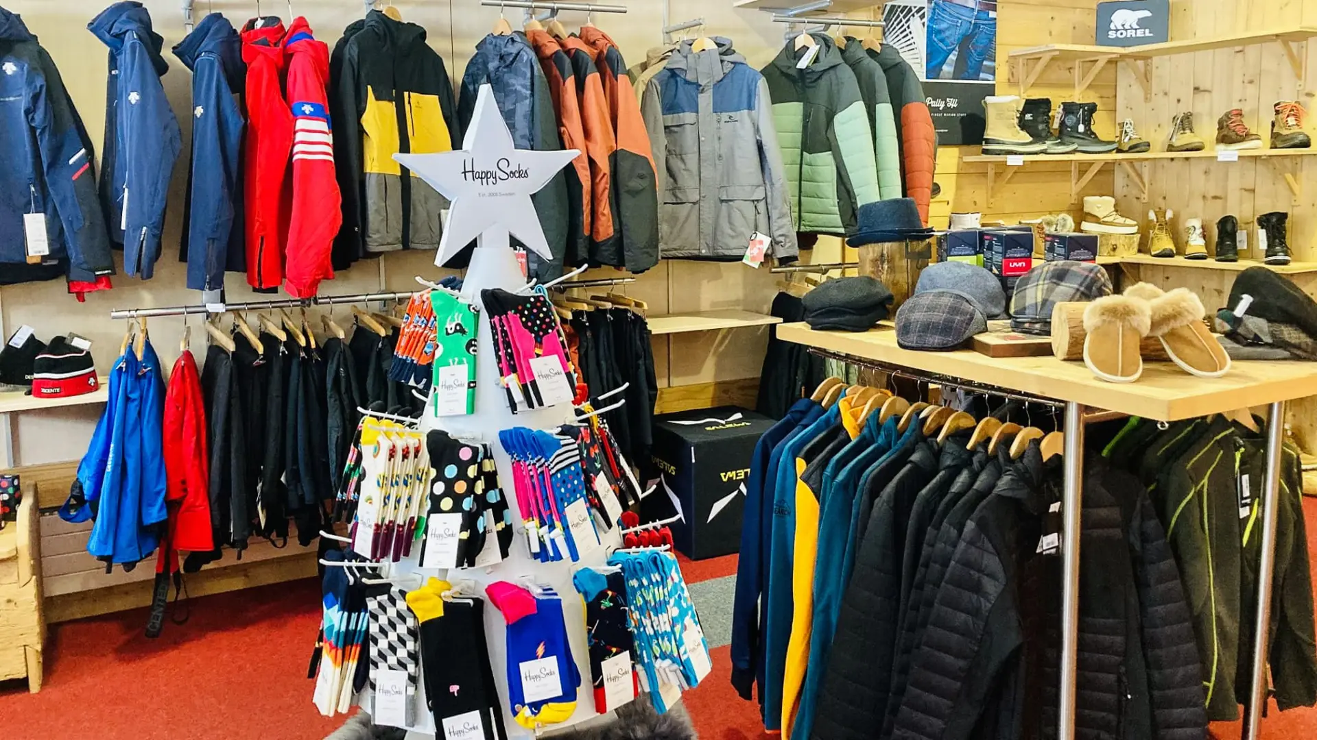 Intérieur du magasin Extrem Mountain (chaussettes fantaisies et vestes de ski)