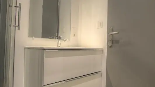 Salle d'eau avec WC situé au RDC du gîte.