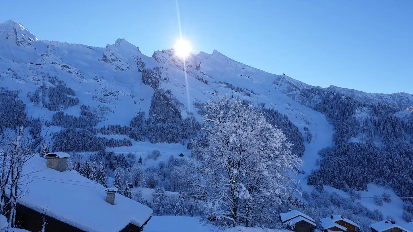 Vue sur la chaîne des Aravis au levé au soleil.