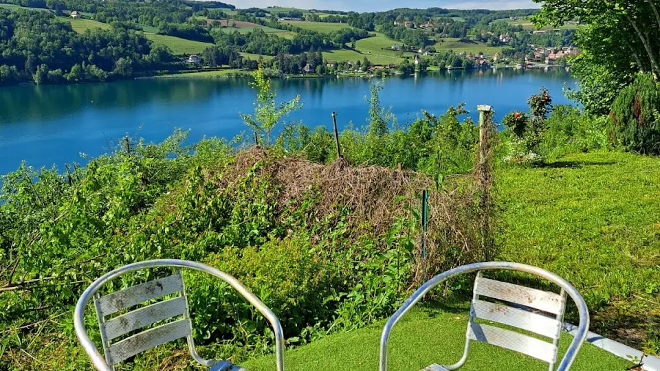 deux chaises sur l'herbe avec le lac en arrière plan